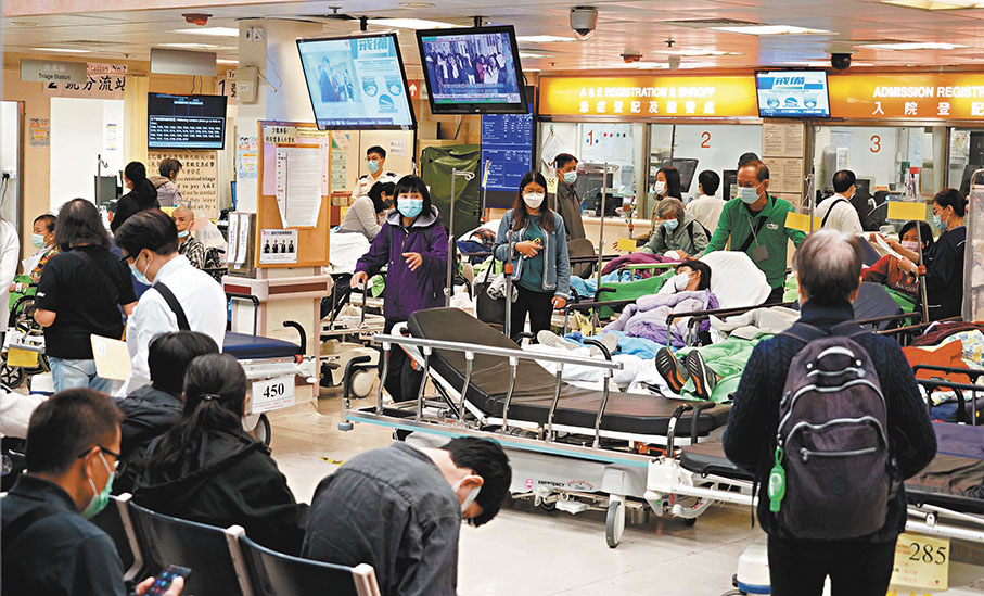 ●公立醫院急症室擠滿求診的病人。圖為伊利沙伯醫院急症室早前擠迫情景。 資料圖片