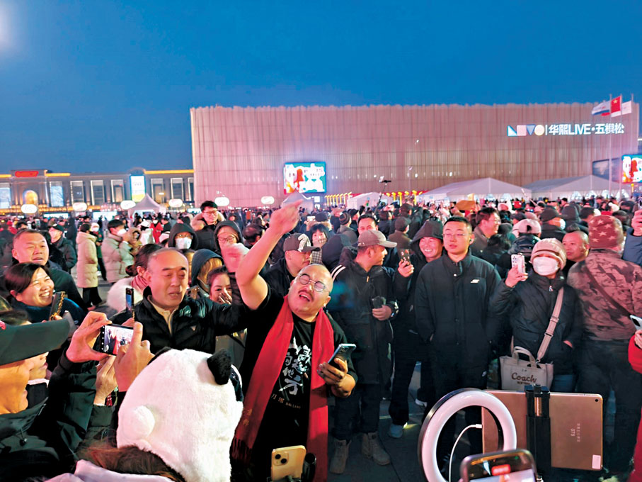 ●一位打扮酷似刀郎的樂迷在場外動情歌唱。  江鑫嫻 攝