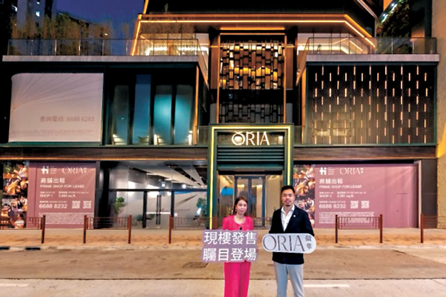 ●方添輝(右)表示，集團計劃在短期內啟動「傲華」的銷售，並開放現樓單位供預約人士參觀。