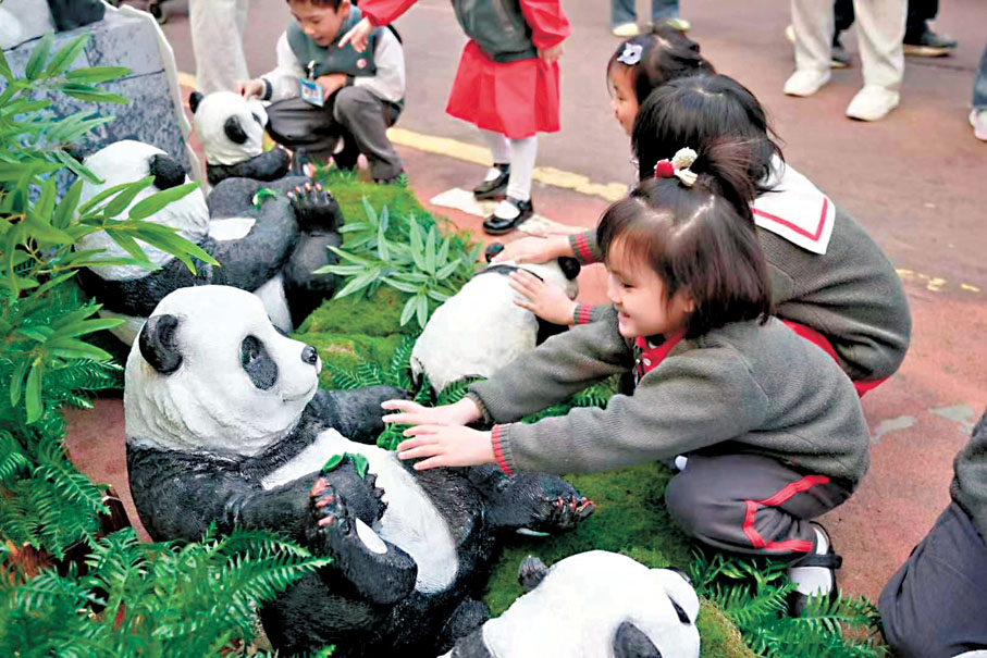 ●小朋友近距離親近熊貓寶寶。 受訪者供圖