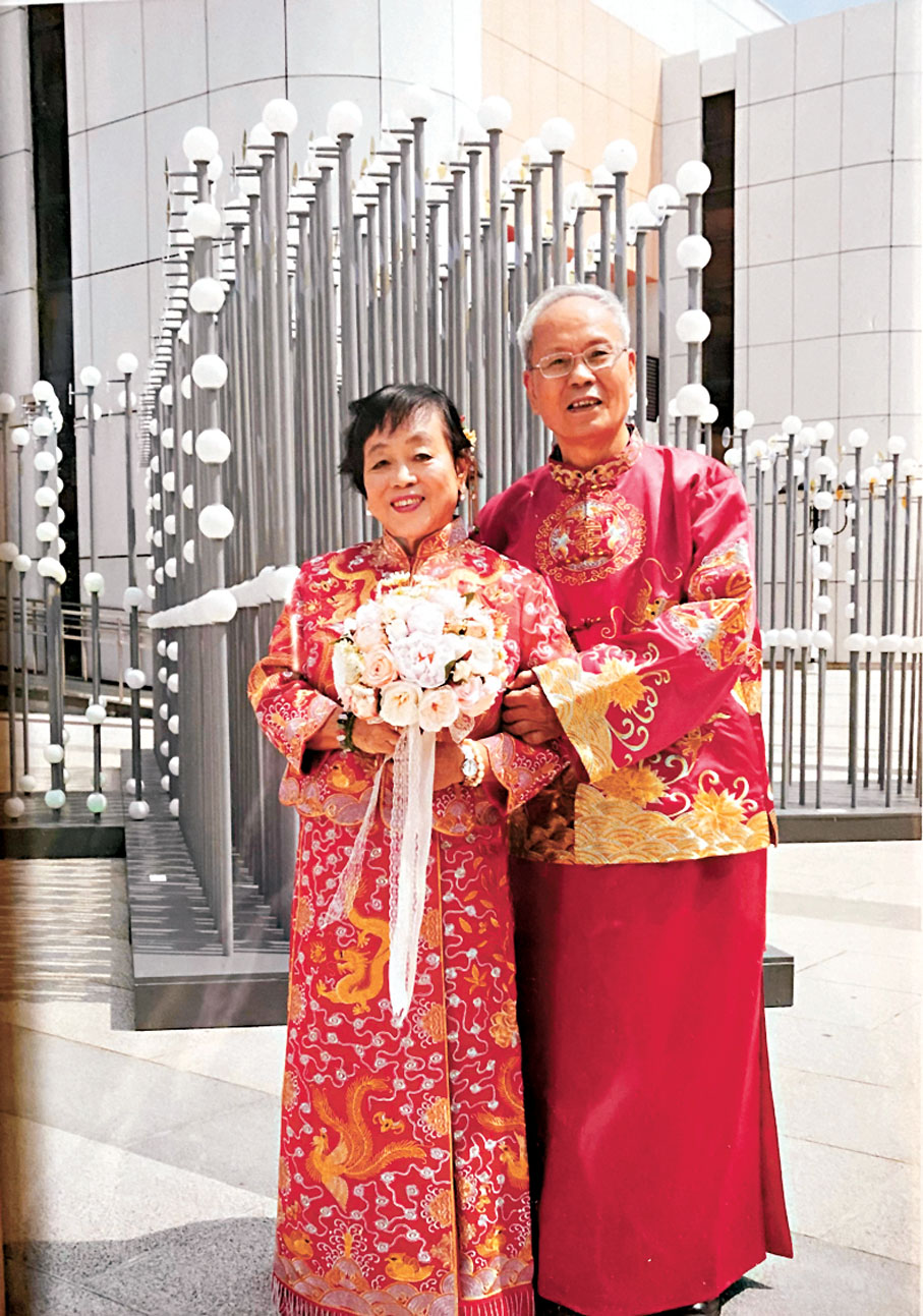 ●梁伯伯和太太穿中式婚服在沙田大會堂附近拍下這張照片。 受訪者供圖