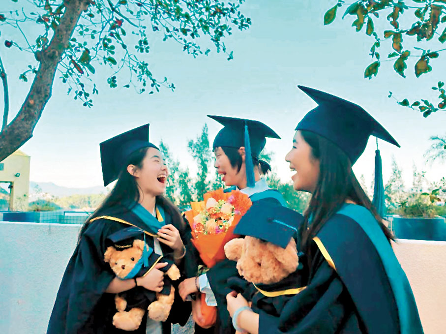 ●畢業了，感謝鏡頭記錄下了我們的幸福。 受訪者供圖