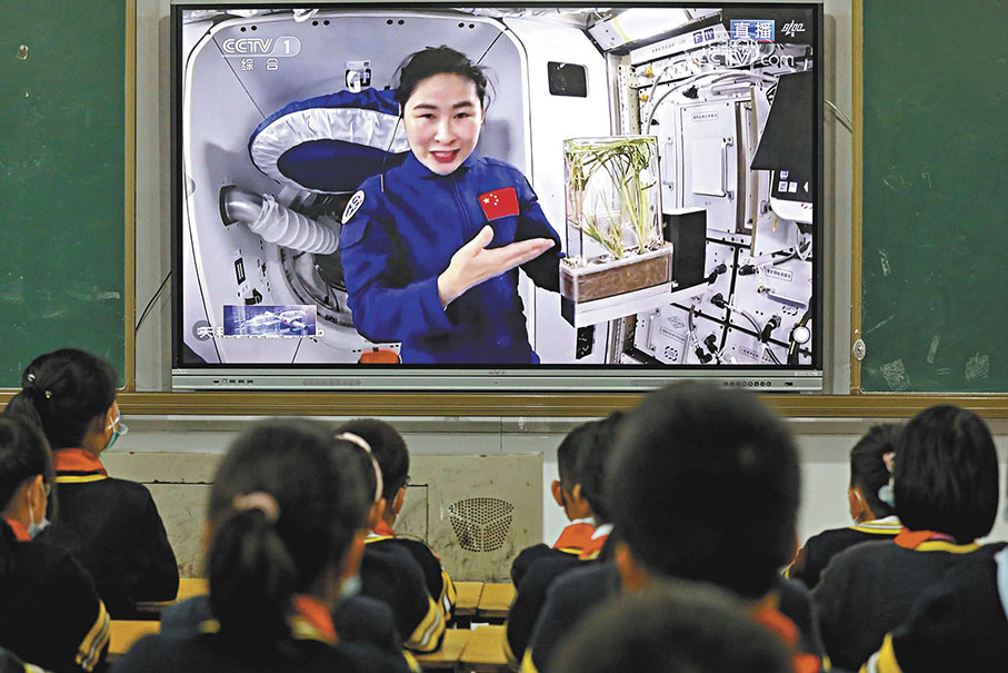 ●神十四航天員劉洋早前在「天宮課堂」中展示太空水稻種子。 資料圖片