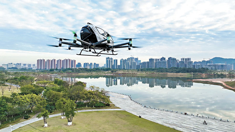●中國低空經濟加快制定標準，推動更多應用場景加速落地。圖為億航智能無人駕駛航空器在廣州黃埔作商業飛行演示。 網上圖片