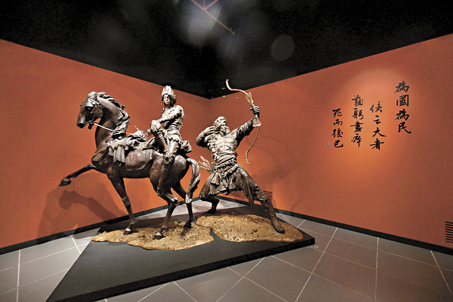 ●雕塑家任哲所創作的郭靖和黃蓉雕像。  資料圖片