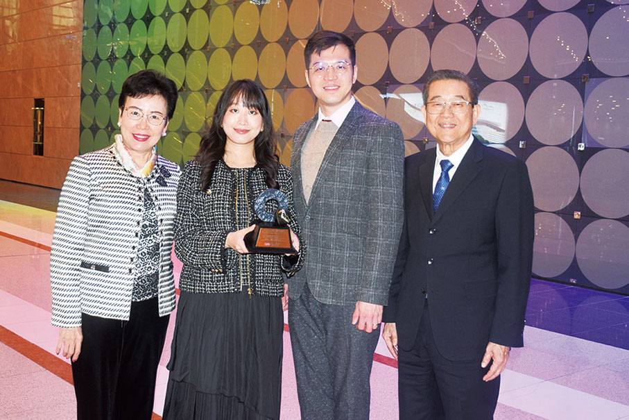 ●集團創辦人劉相尚（右一）、主席張俏英（左一）、行政總裁劉卓銘（右二）、副總裁劉瑩瑩（左二）對獲獎深感欣喜。