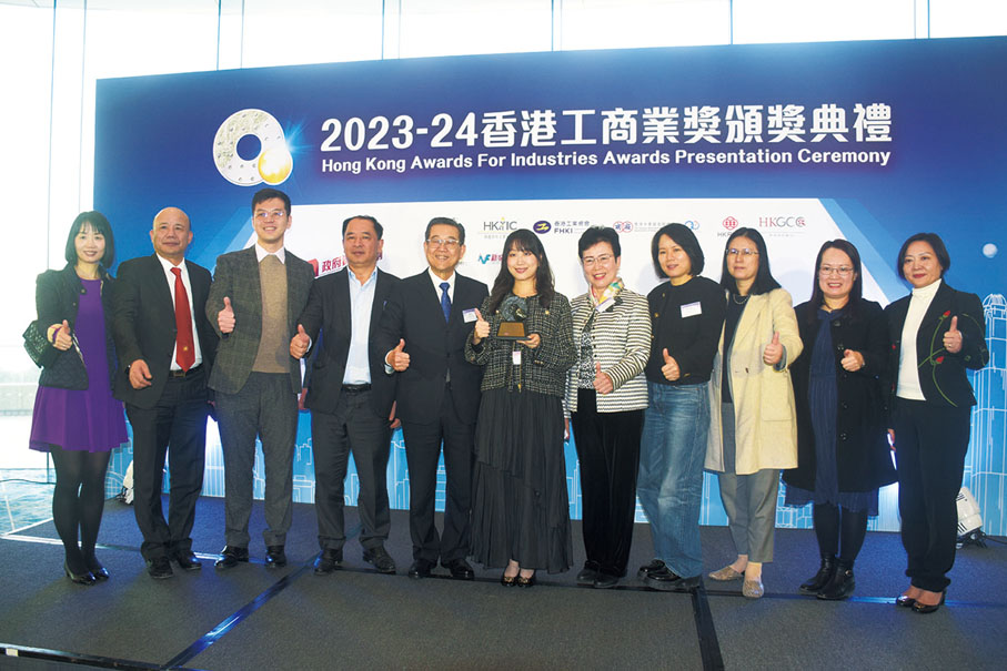 ●廣東文燦壓鑄股份有限公司董事長唐杰雄（左四）及夫人（右四）親臨頒獎典禮現場共享喜悅。
