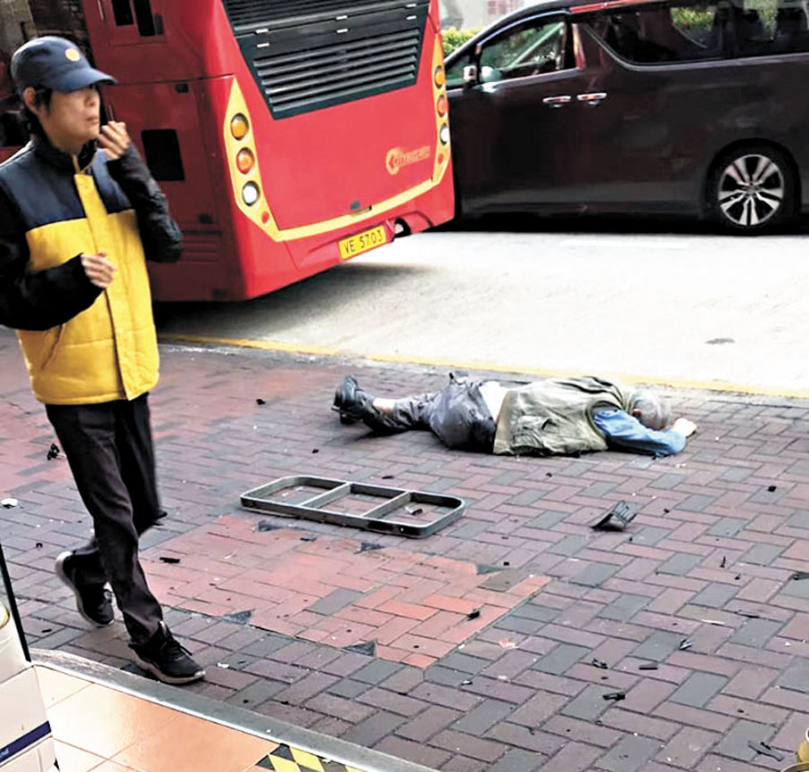 ●68歲男途人被私家車撞倒捲車底拖行，重傷昏迷，送院後證實不治。 網上圖片