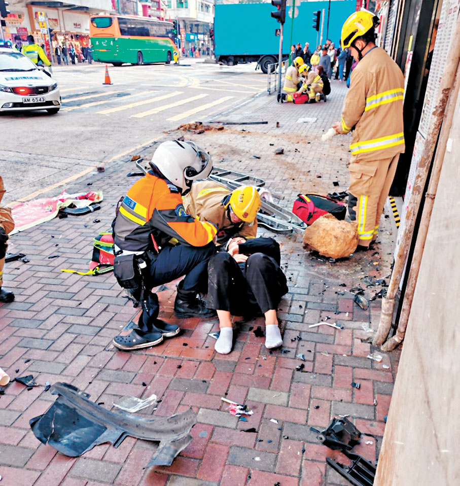 ●救護員趕至即場為傷者初步急救後，由救護車送院治理。網上圖片