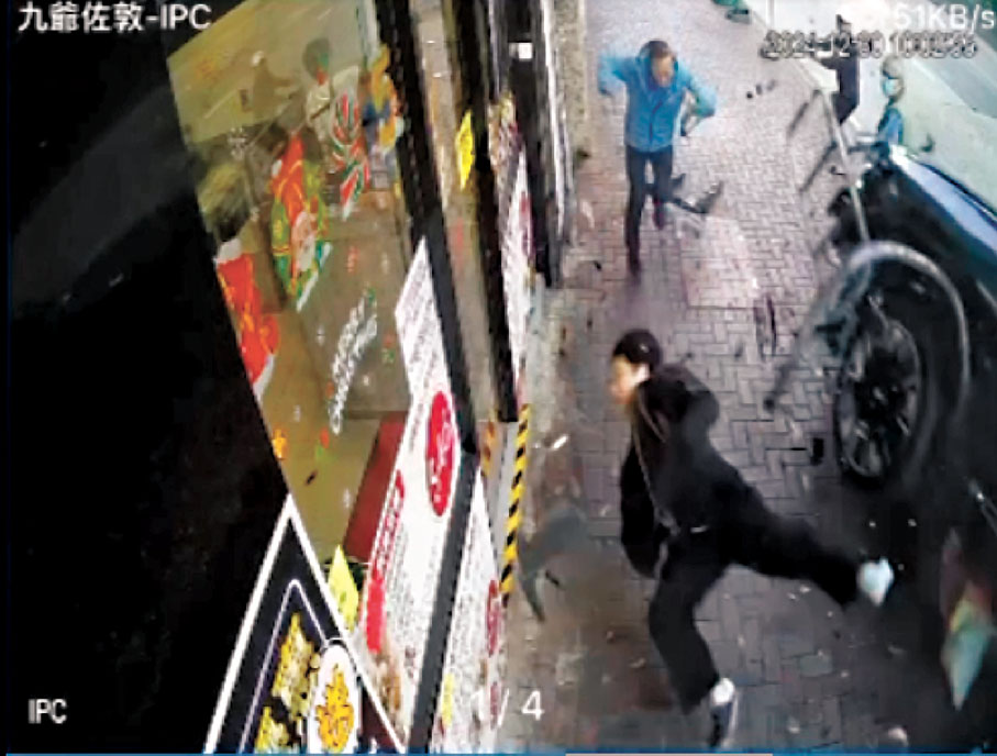 ●有店舖門外閉路電視拍到車禍發生一刻。閉路電視片段截圖