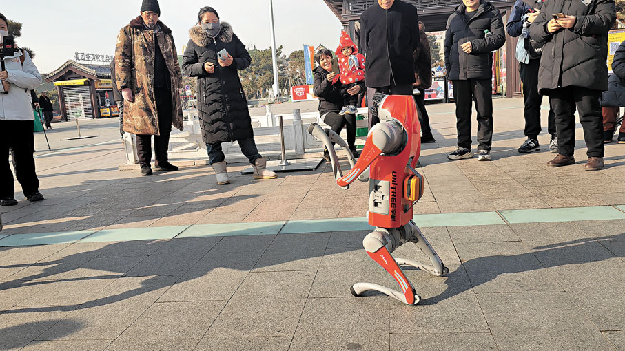 ●宇樹科技消費級機器狗Go2和遊客互動。 香港文匯報特約通訊員劉小東  攝