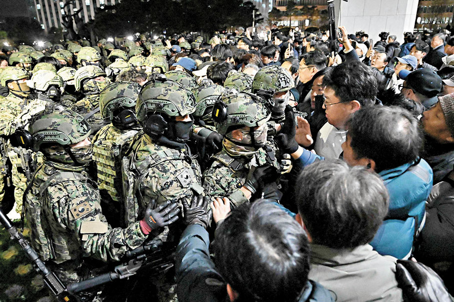 【韓戒嚴鬧劇】●韓國總統尹錫悅12月突然宣布戒嚴，一度出動軍隊，但戒嚴令只維持6小時，成為鬧劇。 資料圖片