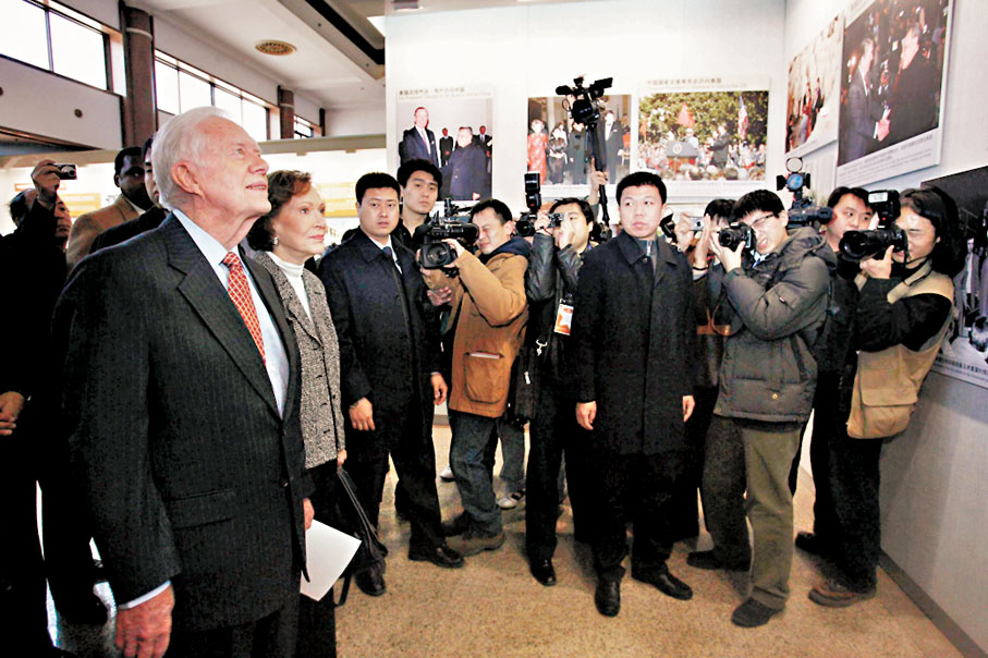 ●卡特2009年在北京參觀紀念中美建交30周年的圖片展。 資料圖片
