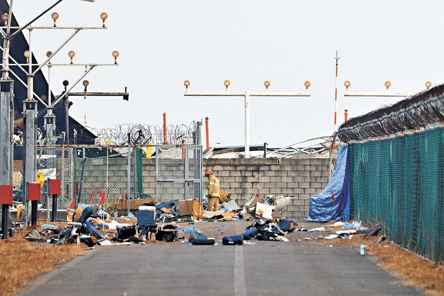 ●務安機場跑道末端不尋常設有凸起的混凝土牆。 路透社