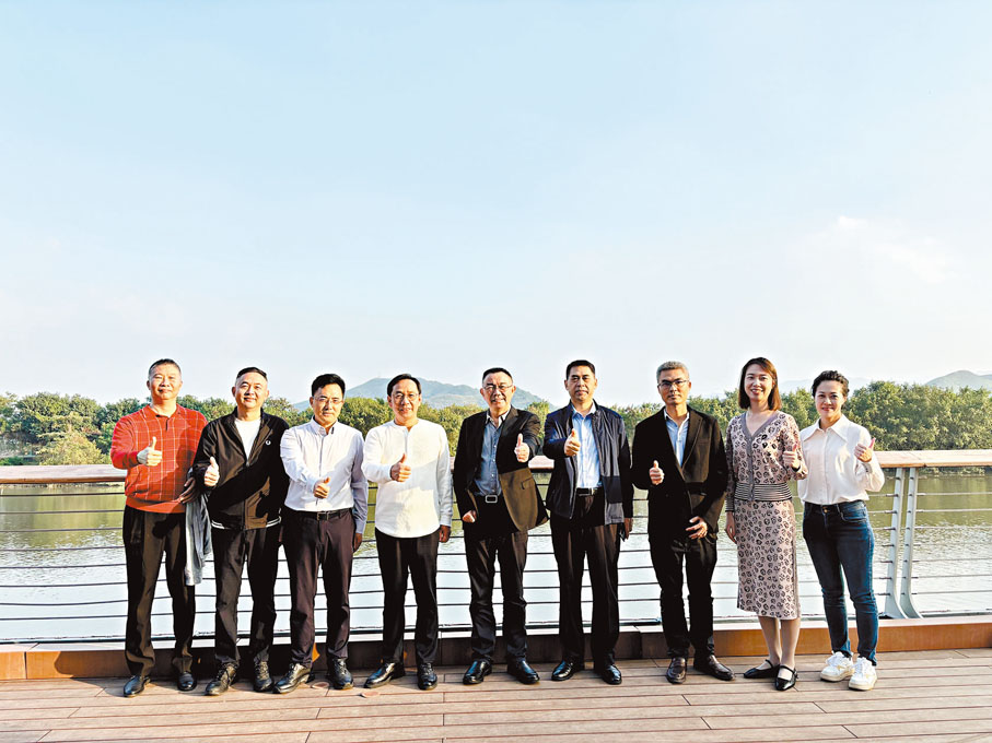 ●身後的山山水水，更顯出一種滄桑來。作者供圖