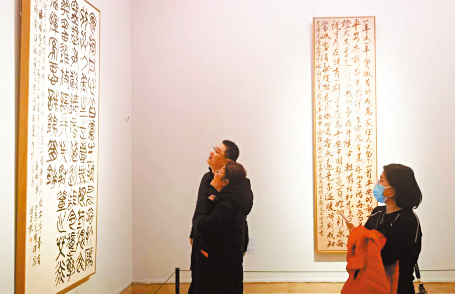 ●觀展者對方玉傑的書法作品甚有興致。