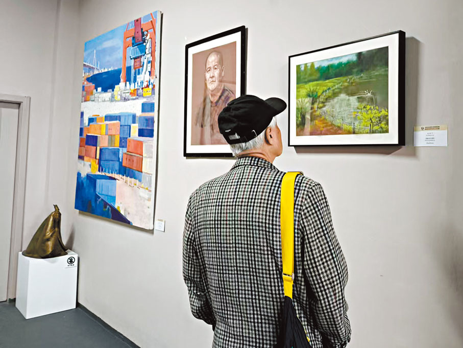 ●海口騎樓老街迎來海內外藝術家的70幅粉畫作品。