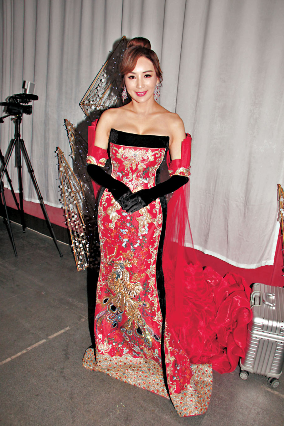 ●羅霖身穿價值6位數的晚裝鬥艷。