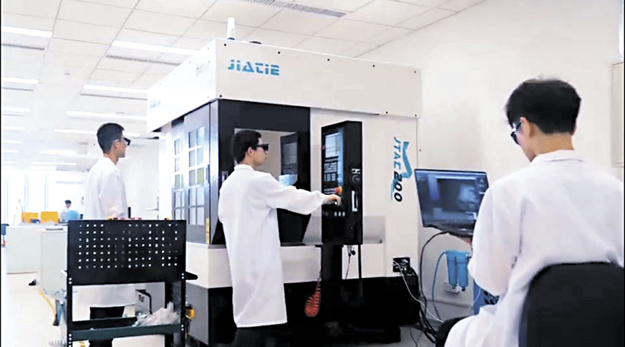 ●智科自動化團隊正在開展混合製造技術應用試驗。 香港文匯報廣州傳真