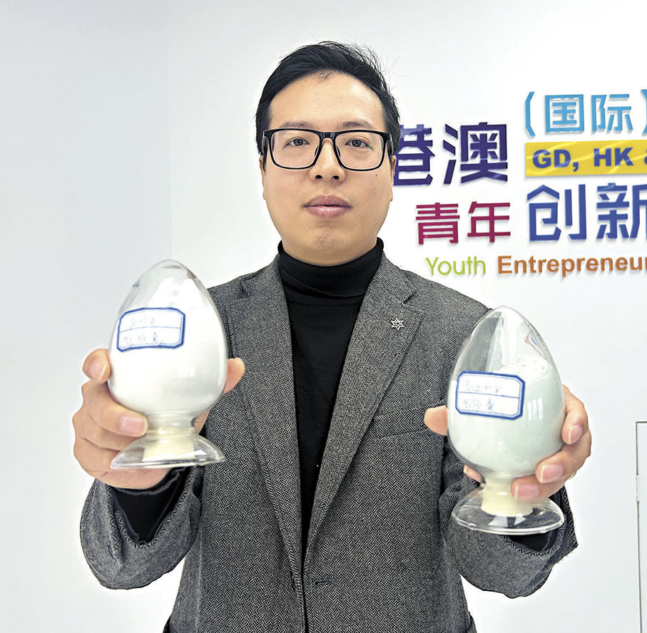 ●智微新材聯合創始人、COO張孝君展示團隊研發的微膠囊技術產品。 香港文匯報 記者敖敏輝 攝