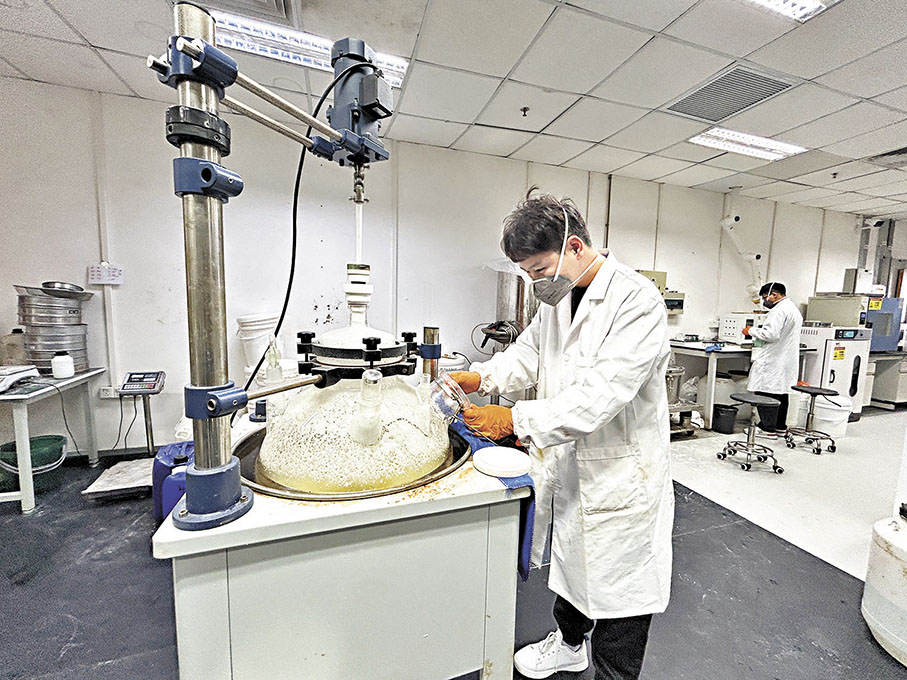 ●香港科技大學霍英東研究院為智微新材提供了專屬的實驗室。圖為研發人員在做試驗。 香港文匯報記者敖敏輝 攝
