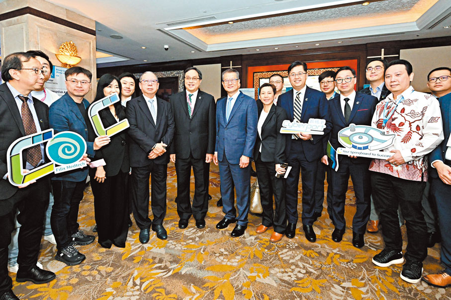 ●陳茂波與在印尼雅加達「成就機遇·首選香港」活動參展的數碼港初創企業交流。 陳茂波網誌圖片