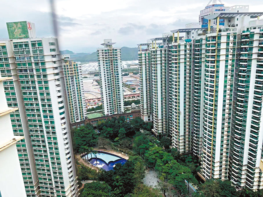 ●因為緊鄰皇崗口岸,許多港人紛紛購買皇御苑一些小戶型單位,一房一廳單位售價約320萬元人民幣,僅為香港同等戶型的一半價錢。 香港文匯報深圳傳真