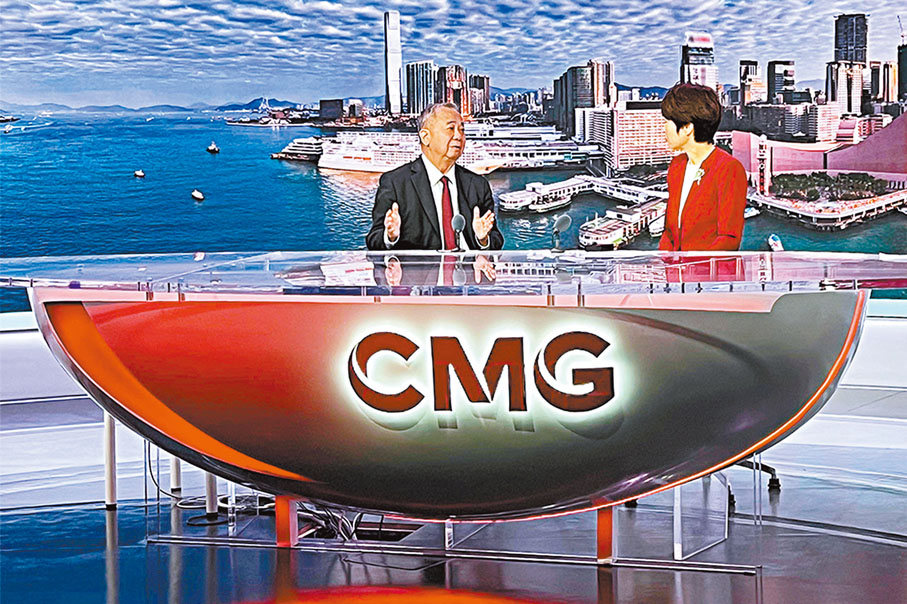 ●梅彥昌(左)接受中央廣播電視總台(亞太總站)專訪,表示對香港成為國際專上教育樞紐的未來充滿信心。 城大供圖