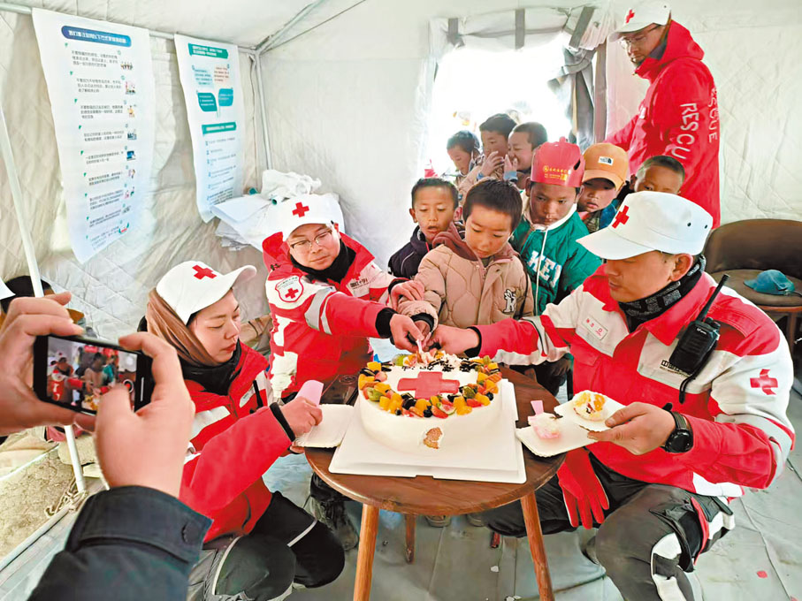 ●1月12日,四川省紅十字心理救援隊為震區1月份過生日的6位小朋友舉辦了集體生日會,一起切蛋糕。香港文匯報西藏傳真