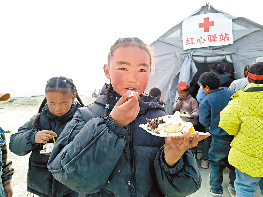 ●定日縣長所鄉強嘎村的孩子們吃上了生日蛋糕。 香港文匯報西藏傳真