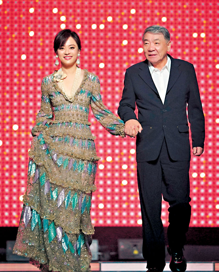 ●孫儷與鄭曉龍導演牽手登台。主辦方供圖