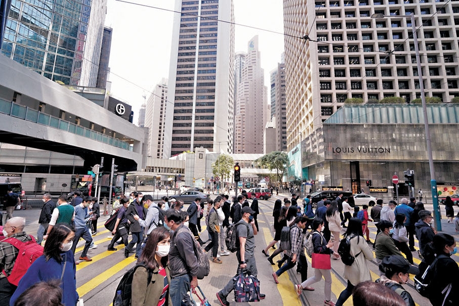 ●陳茂波表示,相信香港可憑獨特優勢,在人工智能、生物科技、金融科技、新能源等領域上,為亞洲和其他地區的合作夥伴創造價值。圖為中環人流暢旺,港人充滿活力。資料圖片