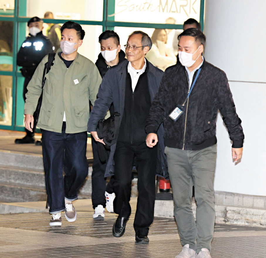 ●鍾庭耀被帶到南滙廣場協助調查。 香港文匯報記者鄺福強 攝