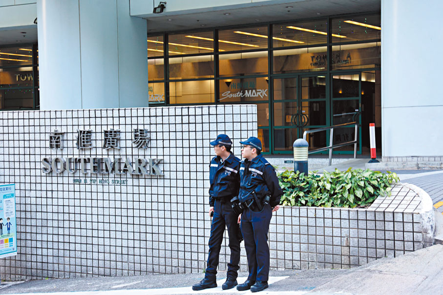 ●警方到黃竹坑業興街11號南滙廣場的「香港民研」總部辦公室搜證。香港文匯報記者劉友光 攝