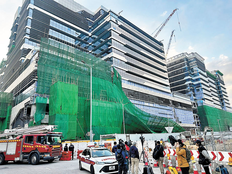 ●啟德承昌道一醫院地盤有巨型棚架倒塌，11人受傷。警方及勞工處派員到場調查。