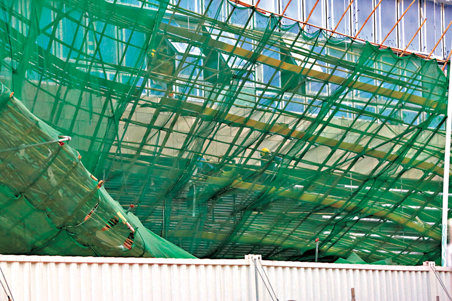 ●消防員到場拯救被困棚架傷者。