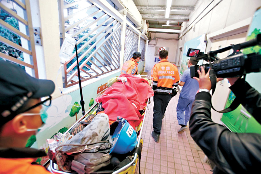 ●其中一名傷者由救護車送院急救。