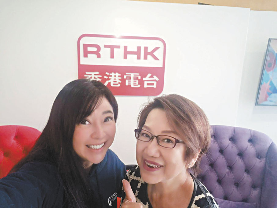 ●傅明憲(左)是當代紅星傅奇、石慧的女兒。 作者供圖