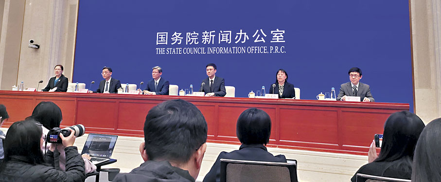●中國人民銀行副行長宣昌能(左三),國家外匯管理局副局長李斌(右三),中國人民銀行新聞發言人、貨幣政策司司長鄒瀾(左二),中國人民銀行調查統計司負責人張文紅(右二),國家外匯管理局國際收支司司長賈寧(右一)等介紹金融支持經濟高質量發展有關情況,並答記者提問。 香港文匯報記者任芳頡 攝