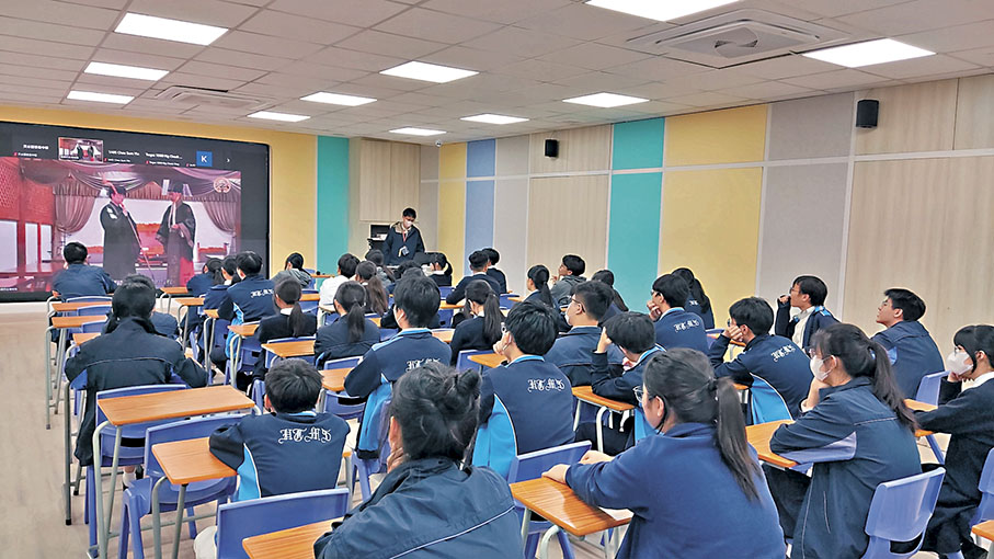 ●天水圍香島中學參與「歷史文化港澳行智慧雲課堂—絲路環遊記」系列線上直播課程。 香港文匯報記者楊盈盈 攝