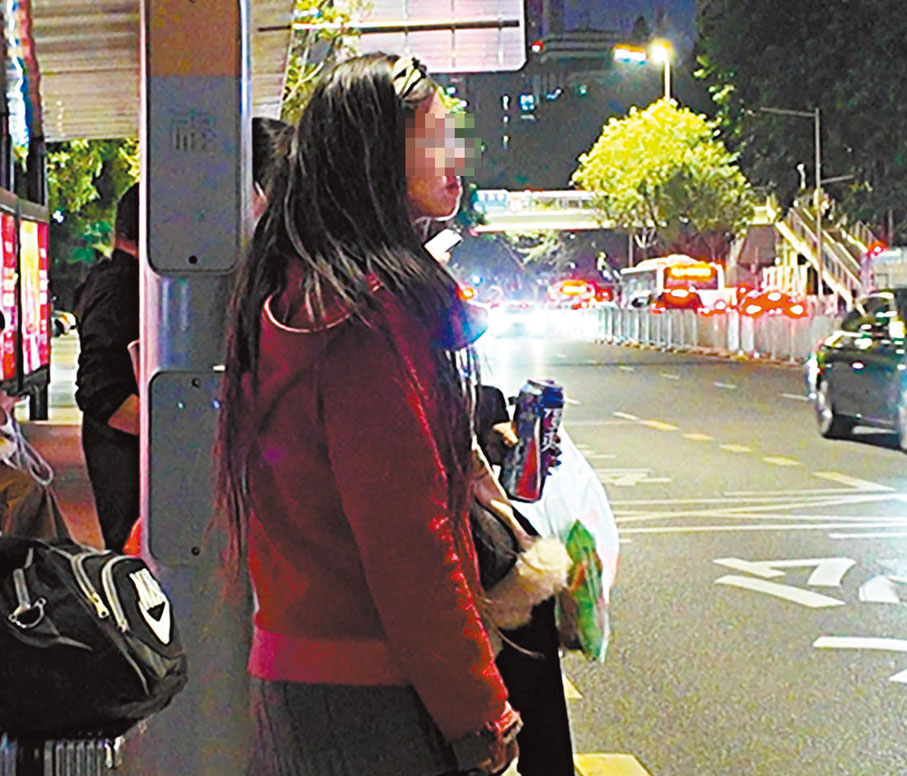 ●阿桃全晚酒不離手,喝了幾罐。香港文匯報記者廣濟 攝