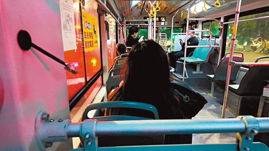 ●阿桃向巴士司機求助而轟走兩位義工,未發現記者仍留在車上。香港文匯報記者廣濟 攝