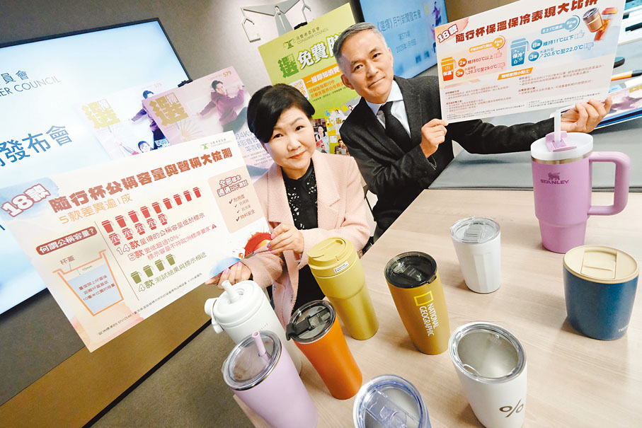 ●黃鳳嫺(左)表示,現階段不方便就消委會公開招聘總幹事事宜作評論。 香港文匯報記者涂穴 攝