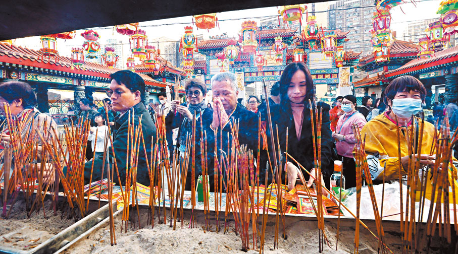 ●黃大仙祠年廿九實施人流管制,晚上9時起通宵開放至翌日。 香港文匯報記者郭木又 攝