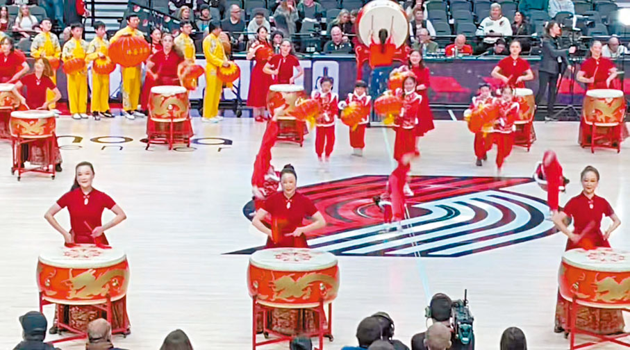 ●洛陽大鼓製作者王快景在美國NBA賽場的視頻中一眼認出自己製作的大鼓。視頻截圖