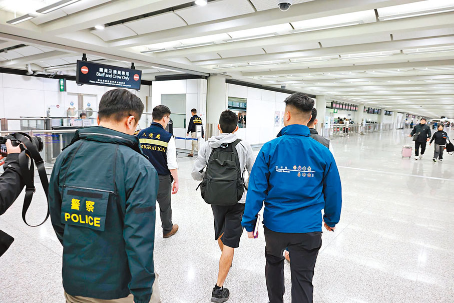 ●一名求助港人昨日安全抵達香港國際機場。圖為保安局、香港警務處和入境處人員在場協助。