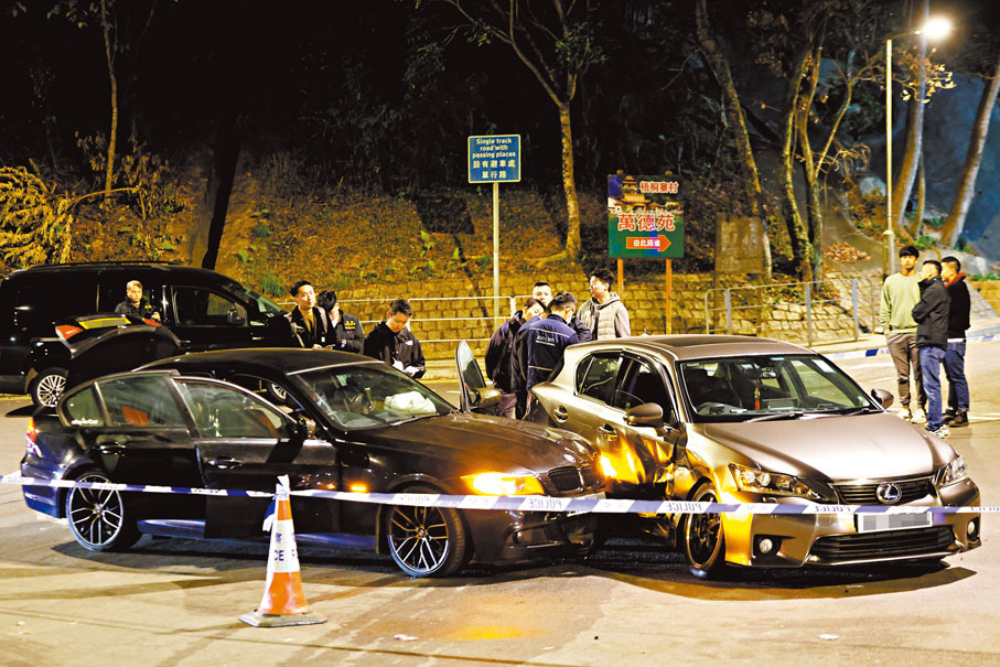 ●涉案賊車撞及另一輛私家車後,劫匪棄車逃去。香港文匯報記者鄺福強 攝