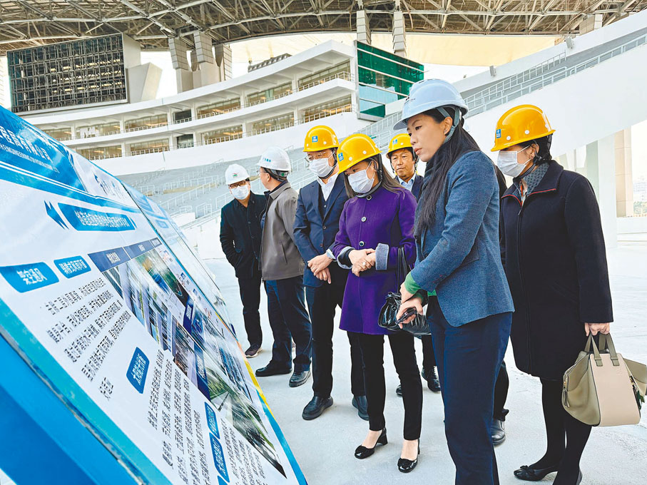 ●文體旅局局長羅淑佩昨日參觀廣東奧林匹克體育中心,了解作為十五運會賽事場地的準備工作。