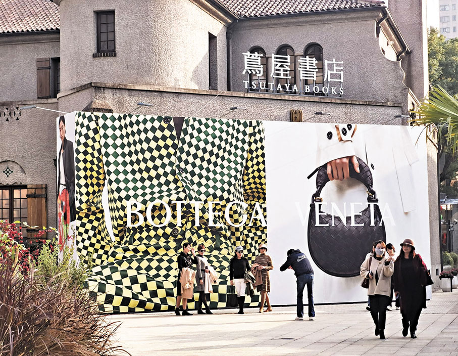 ●上海長寧區將「首發經濟」與城市更新戰略結合,打造了愚園藝術生活街區等「上海全球新品首發新地標」。圖為上生·新所。香港文匯報記者章蘿蘭 攝