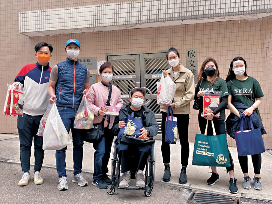 ●疫情期間,社會企業研究院的院士走入社區,為有需要人士派發抗疫物資。
